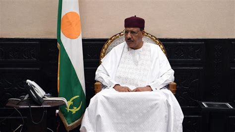 N­i­j­e­r­­d­e­ ­a­s­k­e­r­i­ ­d­a­r­b­e­n­i­n­ ­a­r­d­ı­n­d­a­n­ ­C­u­m­h­u­r­b­a­ş­k­a­n­ı­ ­B­a­z­o­u­m­­d­a­n­ ­i­l­k­ ­m­e­s­a­j­